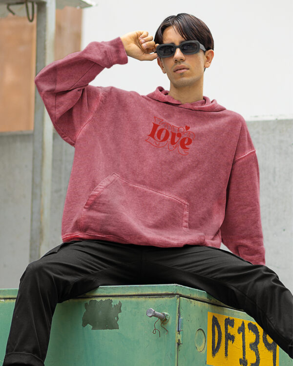 Bluza oversize z kapturem <br>Haft czerwone LOVE <br>Efekt sprania